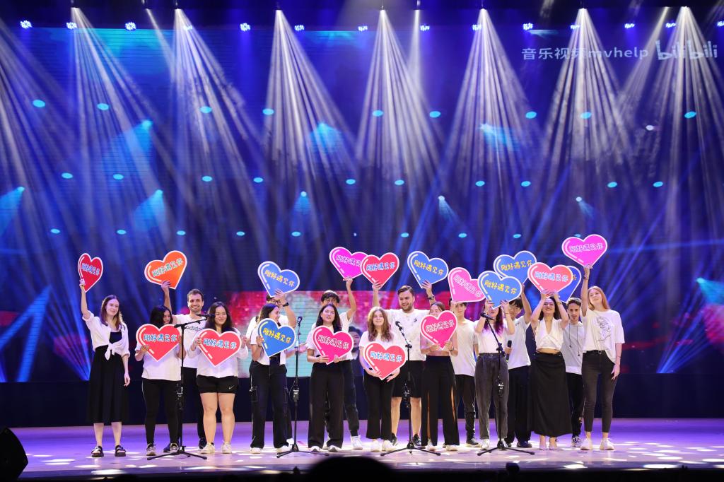 05 合唱《刚好遇见你》.jpg 伟德bv国际体育