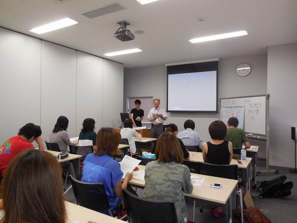 加清主任和志愿者解答问题