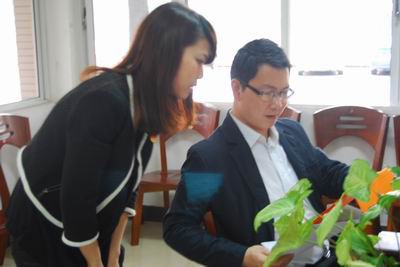 团副给委员做解释