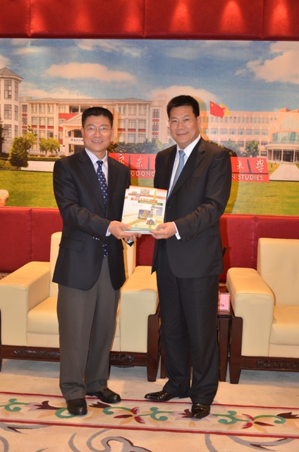 澳门理工学院院长李向玉赠送葡萄牙语教材给伟德bv国际体育