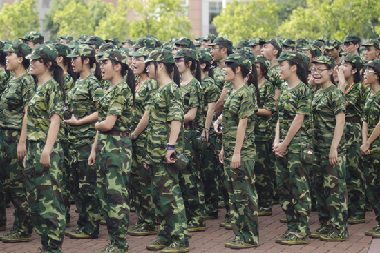 新生们对军旅生活既紧张又期待