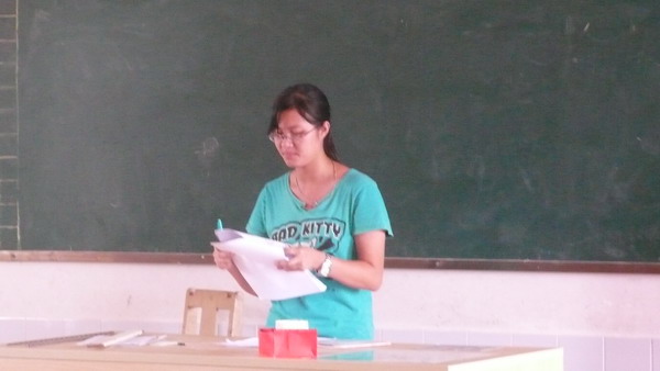 站在那三尺讲台上，我们第一次感受到了园丁的辛苦，但同时也第一次收获到奉献的愉悦。