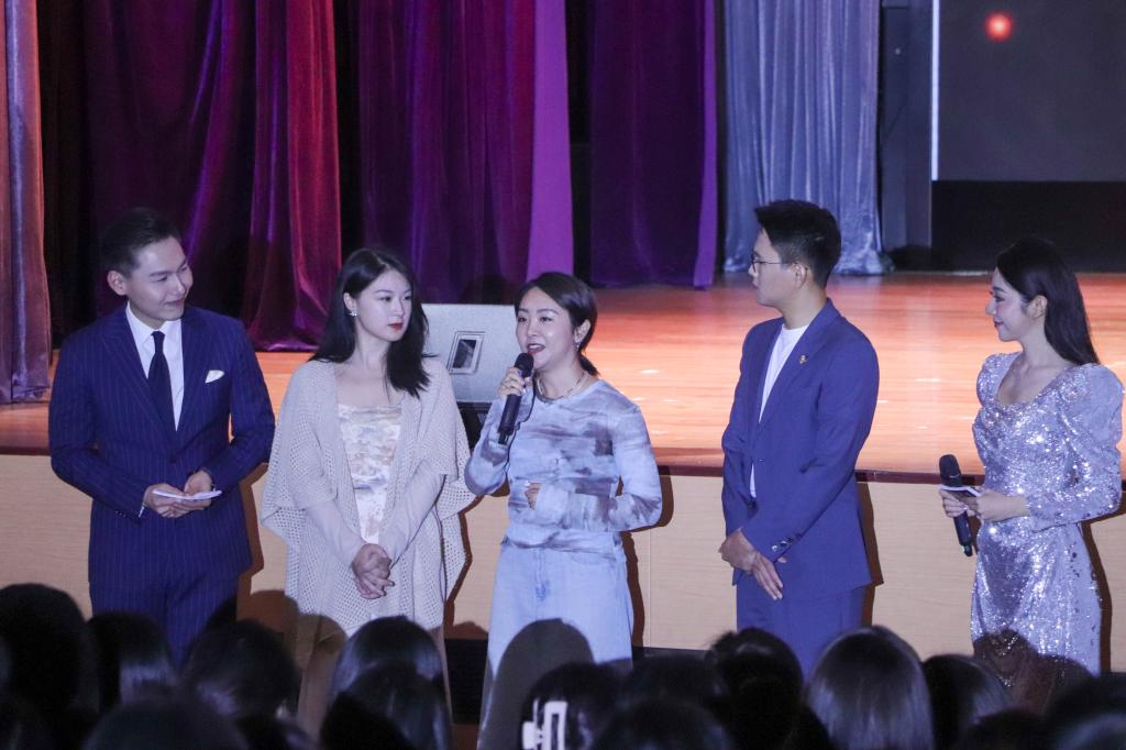 图片5:汇演现场采访优秀毕业生.jpg 伟德bv国际体育