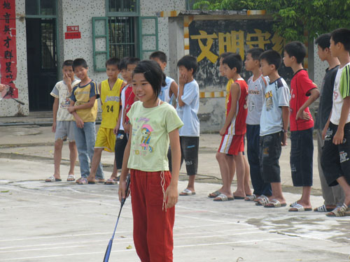 首次站在羽毛球场上,有点紧张