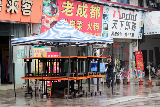 宵夜档口在白天里“休养生息”，为晚市“养精蓄锐“