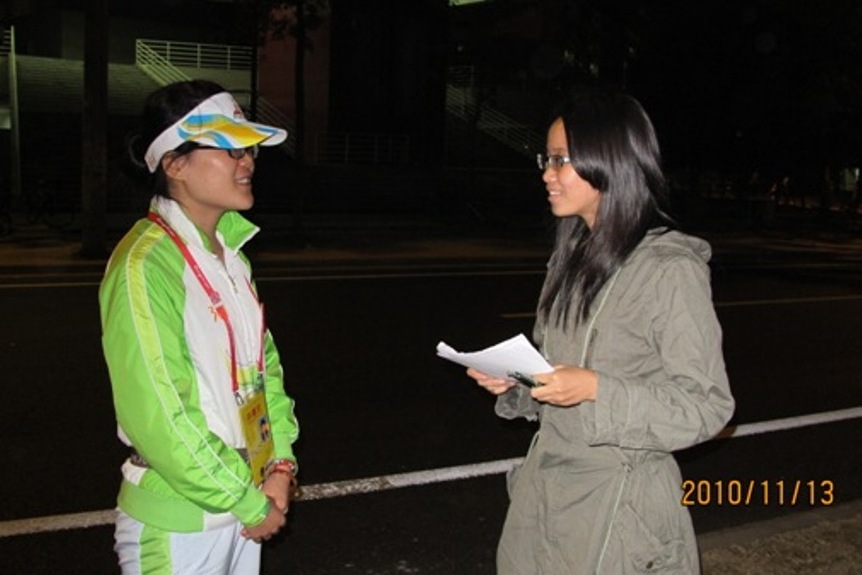 礼宾团队负责人洪翠柳接受记者采访