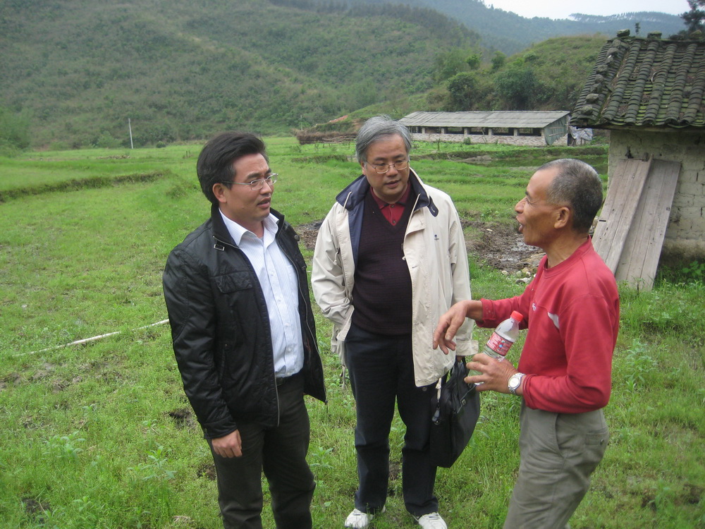 与帮扶农户亲切交谈，了解情况