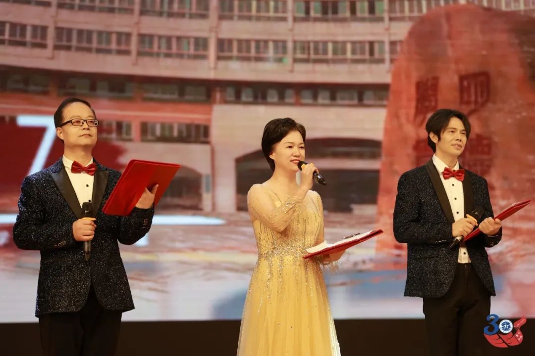 表演2.jpg 伟德bv国际体育