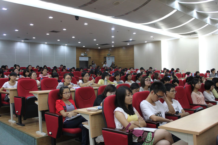 东语学子认真听讲座