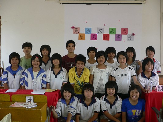 比赛结束后,全体选手欢快地合影留念