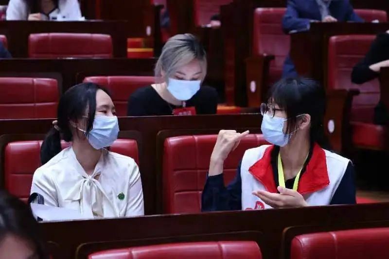 何敏颐担任手语志愿者照片.jpg 伟德bv国际体育