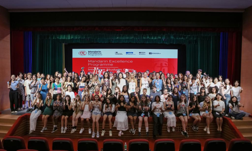 13 合影.jpg 伟德bv国际体育