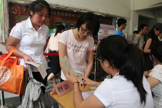 此前曾受媒体关注的卢宝梅同学准时出现在报到现场