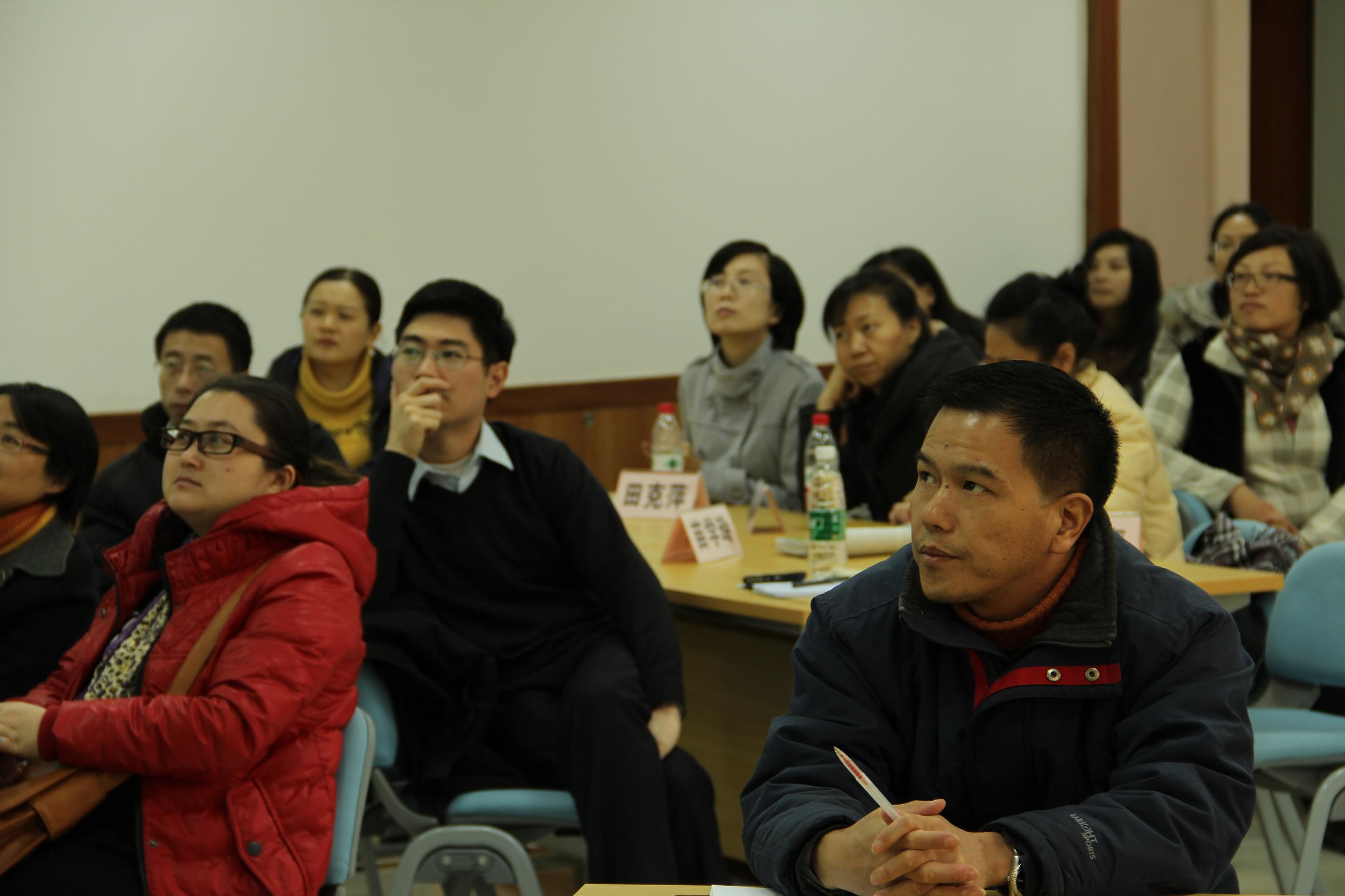 沙龙现场 教师聚精会神听讲座