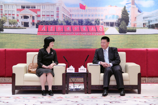 仲伟合与李渝凤亲切交谈