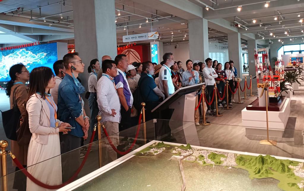 聆听讲解员介绍港珠澳大桥.jpg 伟德bv国际体育