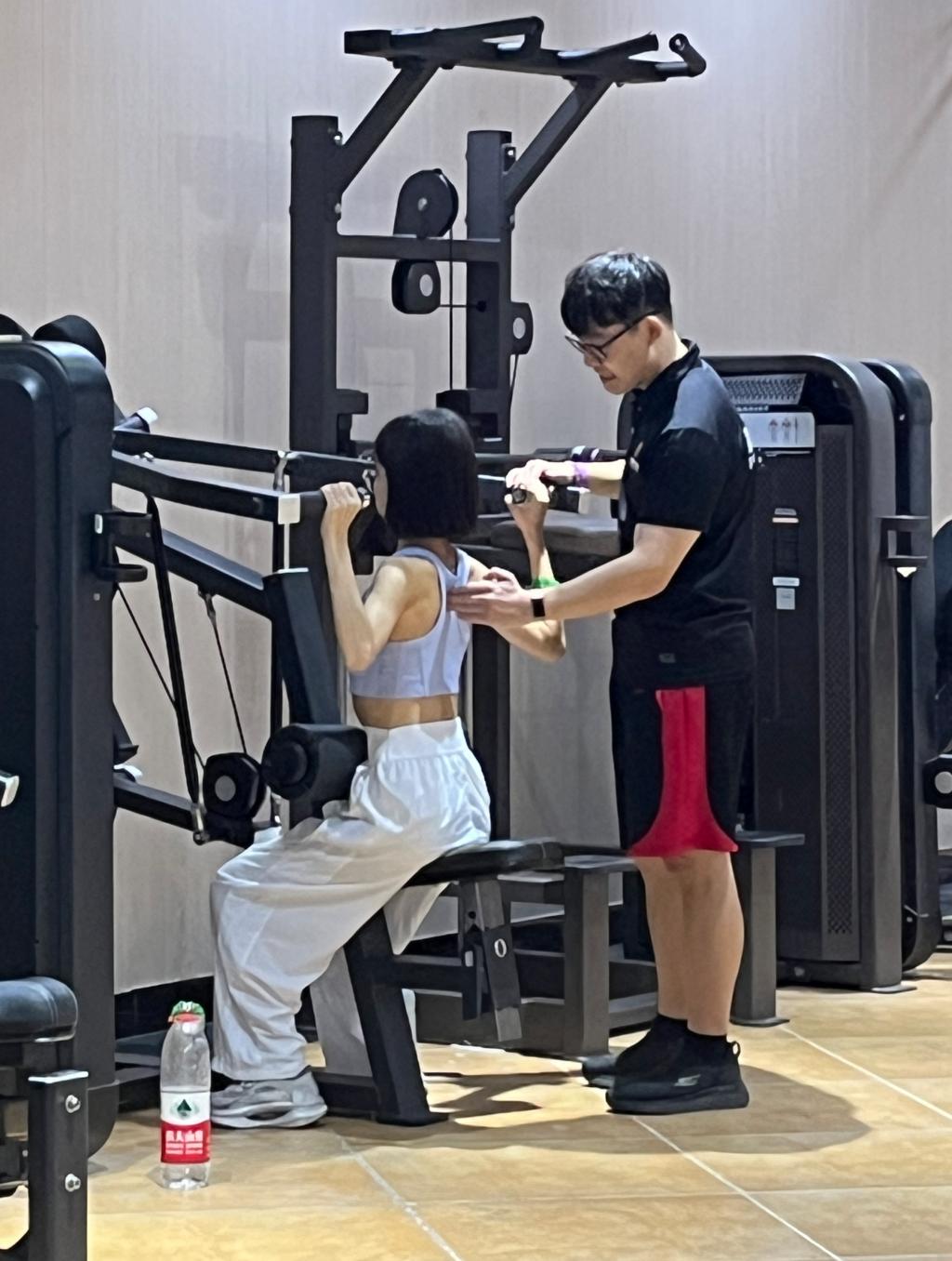 张健婷在教练的指导下纠正动作.jpg 伟德bv国际体育