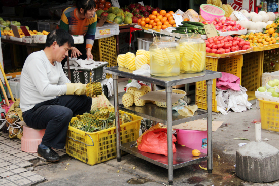 水果店的员工们进入了一天最忙碌的时候