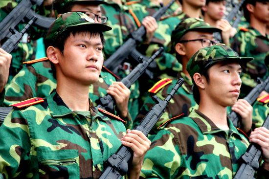 训练场上，抬头挺胸，双目平视太阳升起的地方