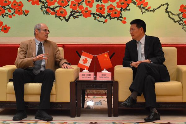 仲伟合与唐纳德•德拉蒙德交谈