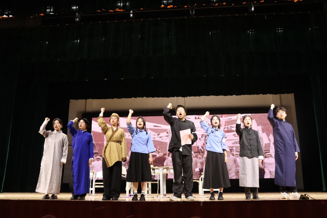 红潮护卫队表演《百年青春:永不褪色的火种》.jpg 伟德bv国际体育