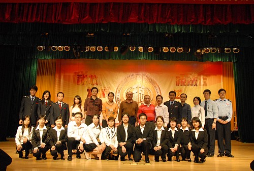 领导、嘉宾和选手合影