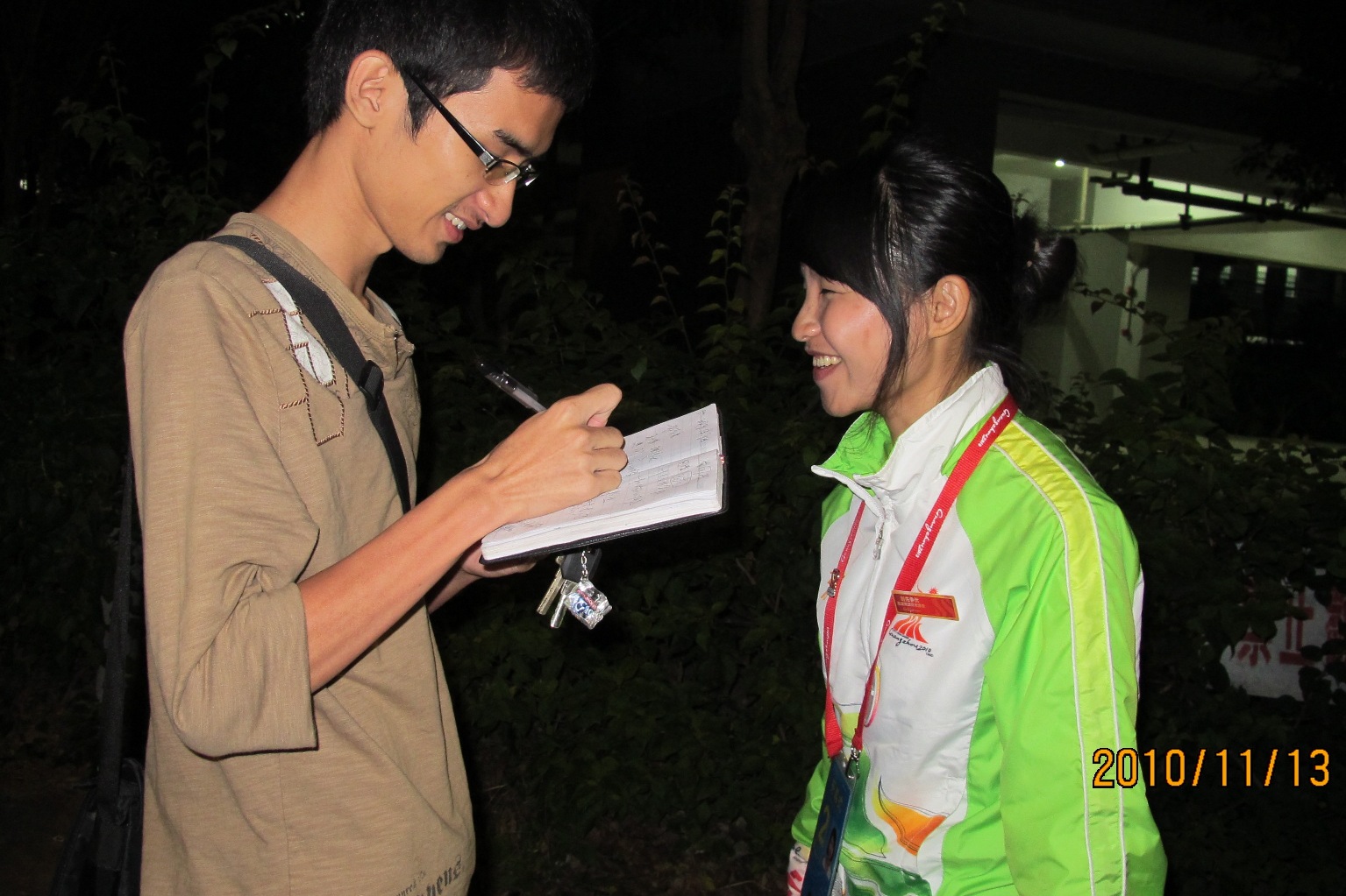 记者采访志愿者