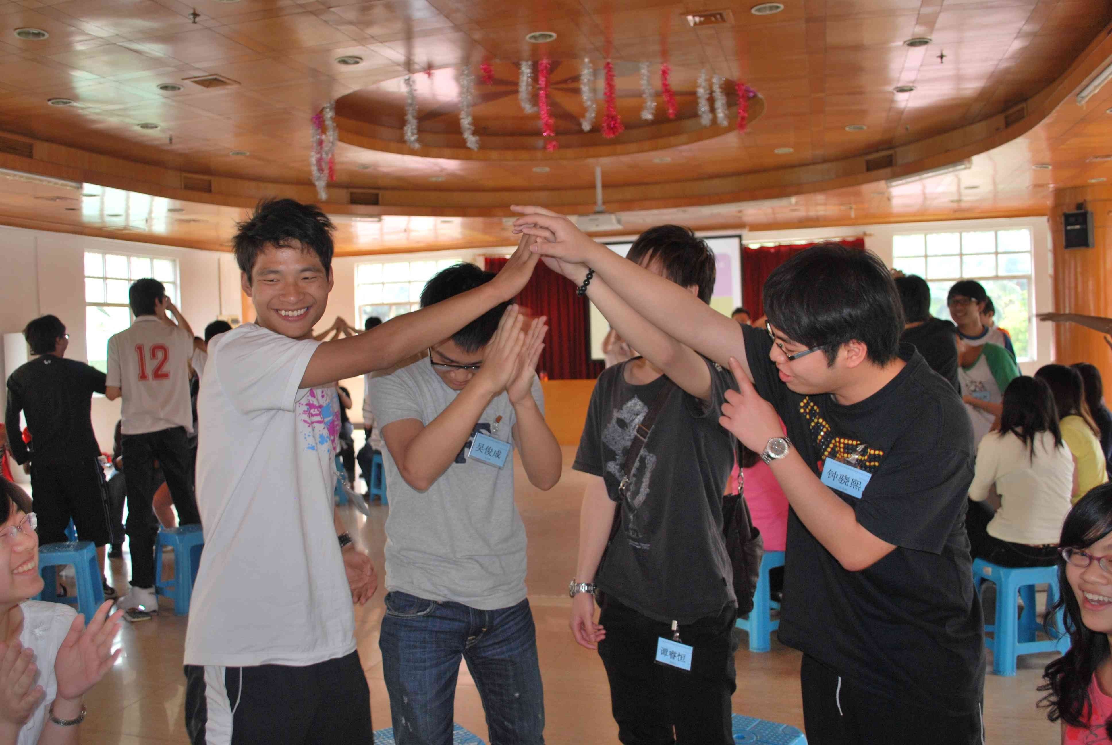 学生干部在游戏中领会团结的真谛