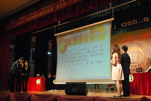 选手认真讨论，慎重答题