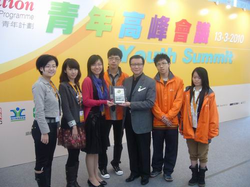 图为：我院学子赠送礼物给活动主办方香港廉政公署