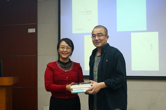 薛忆沩为中文学院创意写作班工作坊赠书