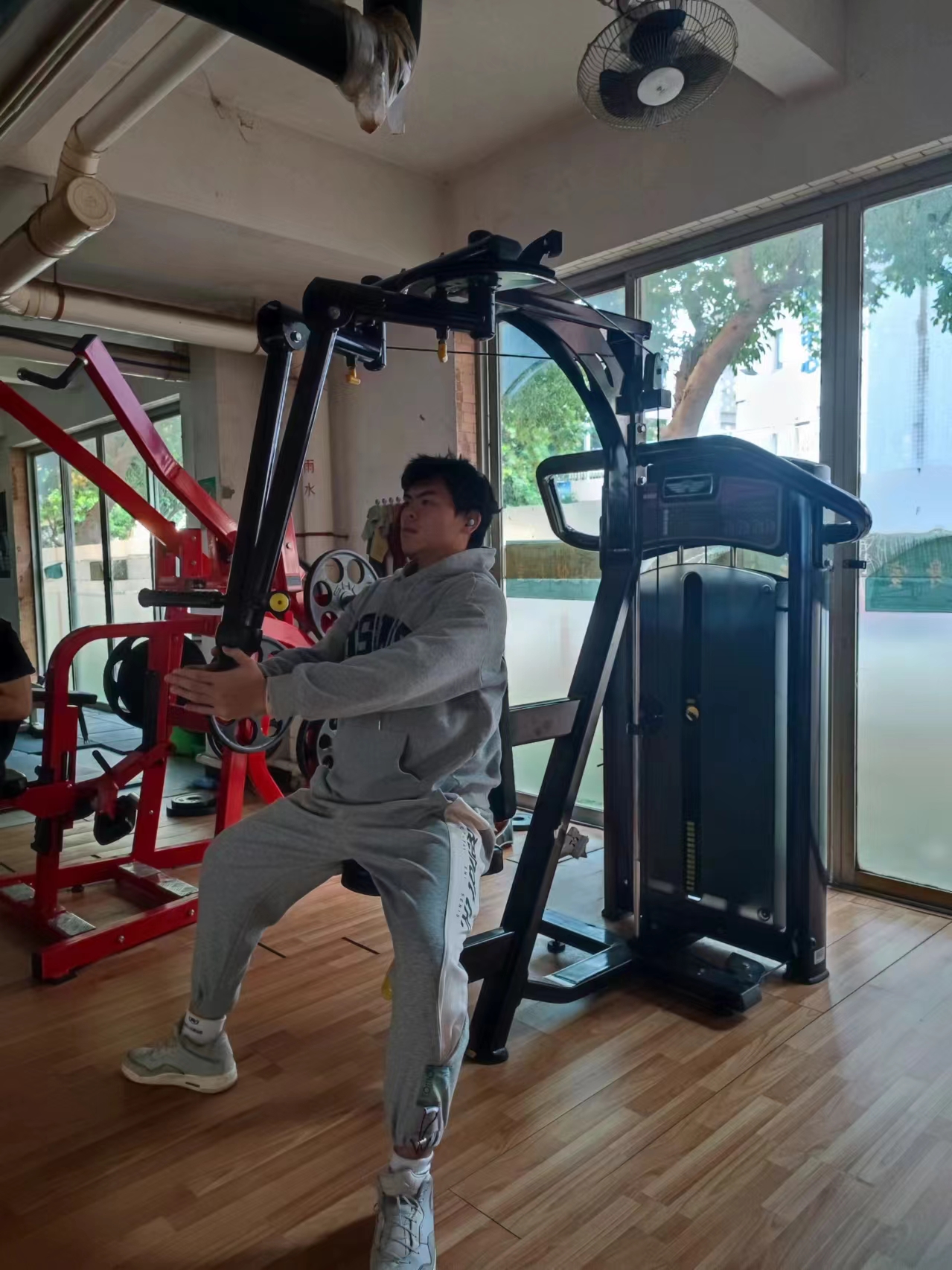 吴健昊在健身房锻炼.jpg 伟德bv国际体育