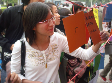 人气旺盛的灯谜活动摊