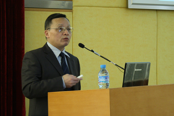 陈德人侃侃而谈