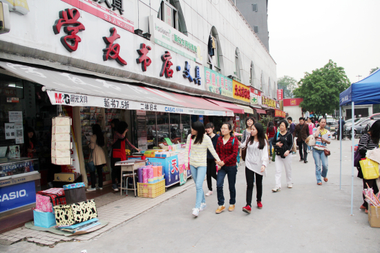 放学时分，小商业街又开始热闹起来。