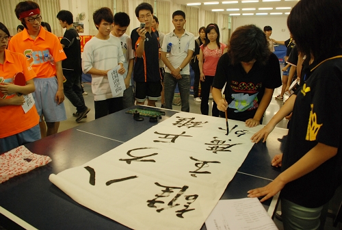 “八方乒雄,谁主广外”书法协会的同学为大赛题词