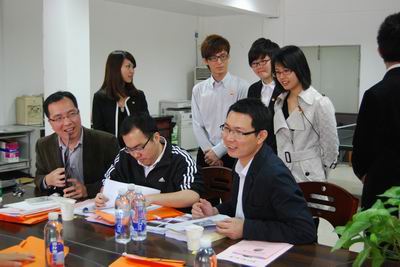 委员们就有关问题讨论