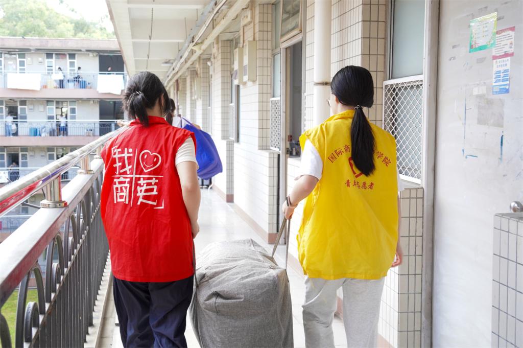 志愿者帮忙 (1).jpg 伟德bv国际体育