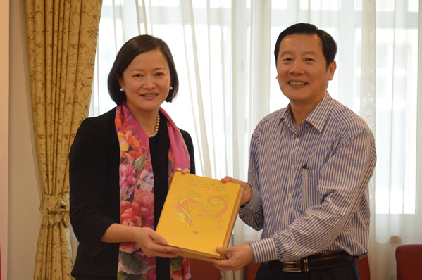 钟怡向方凡泉赠送纪念品
