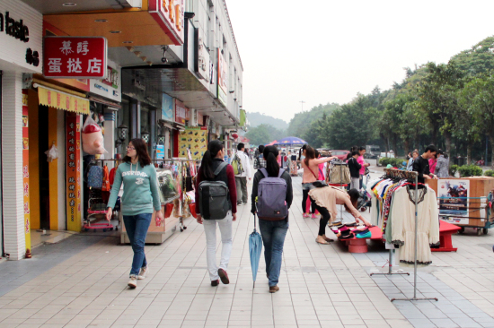 结束了一天的学习，同学们三五结伴，逛街、购物、吃饭。
