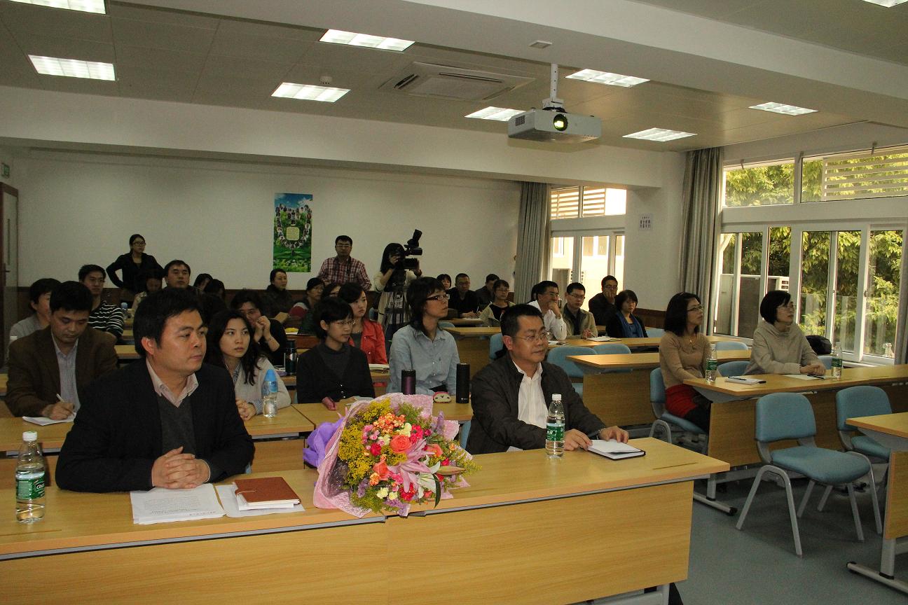 与会者聚精会神听讲座