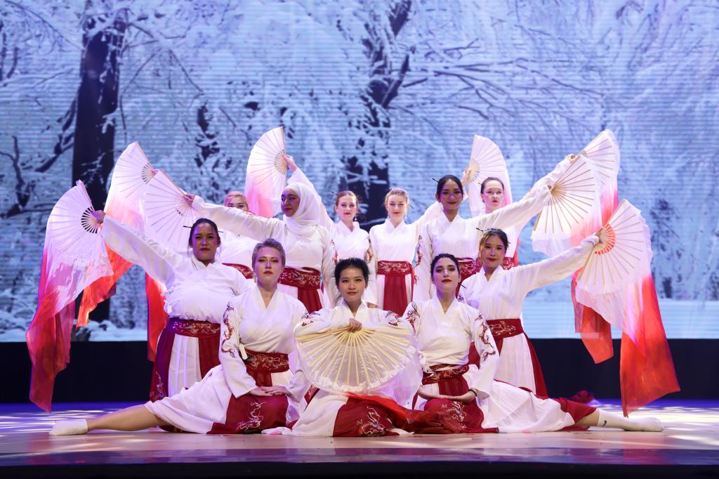 舞蹈《左手指月》.jpg 伟德bv国际体育