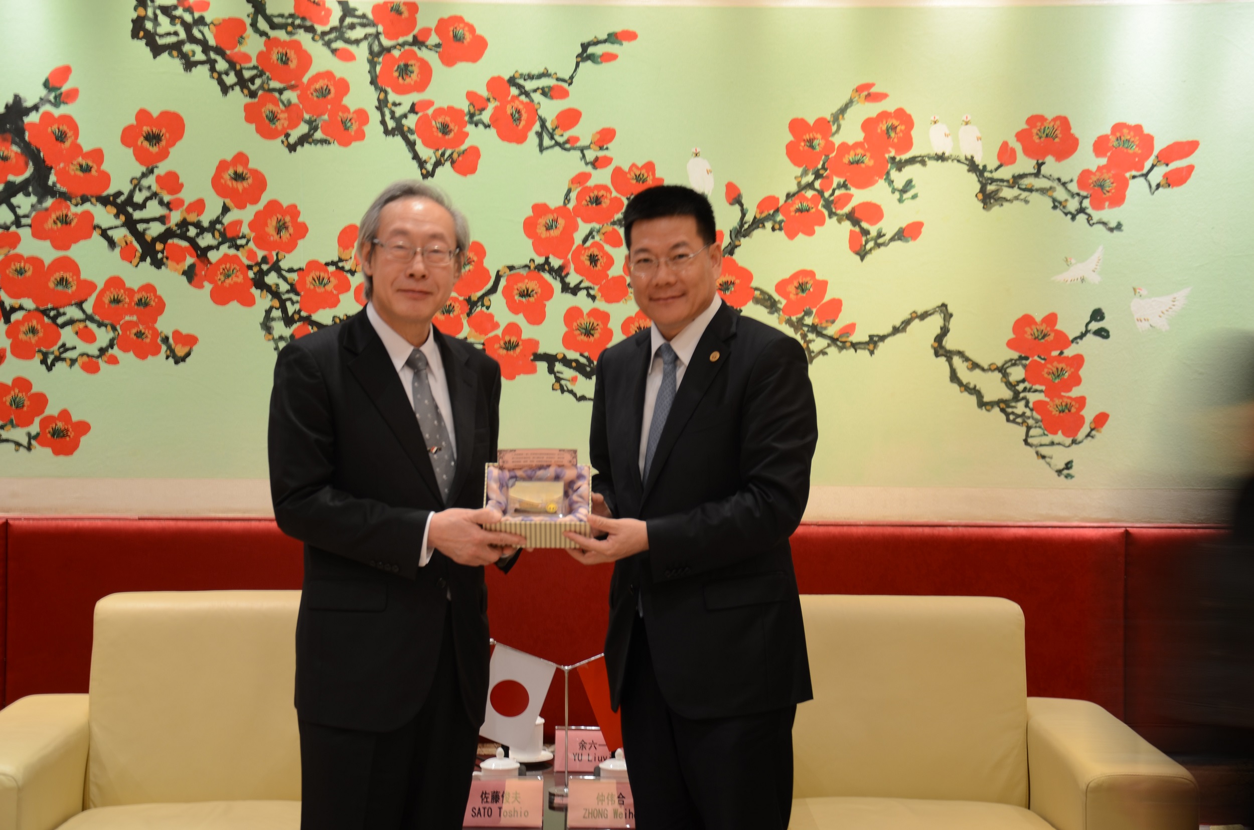 双方互赠纪念品