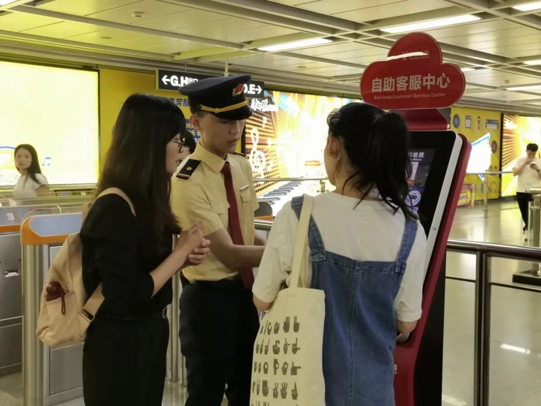 何敏颐担任手语志愿者照片1.jpg 伟德bv国际体育