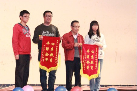 社员代表为捐赠人代表（左二、左三）献锦旗