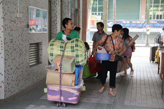 全家总动员，进驻新宿舍