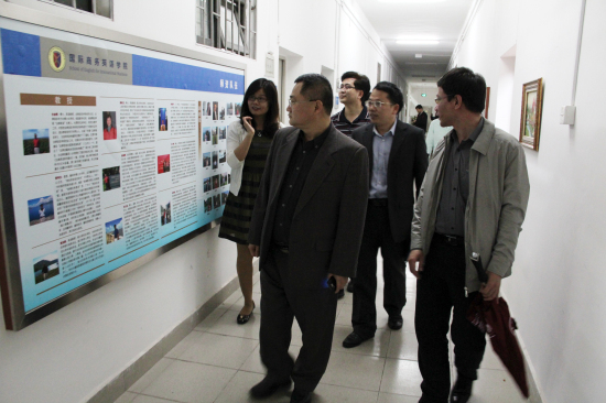 游胜等一行参观商英学院院务公开栏