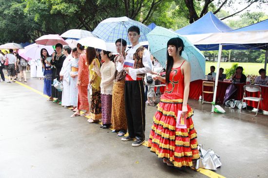 东西语学院各专业的学生展示异域特色服装