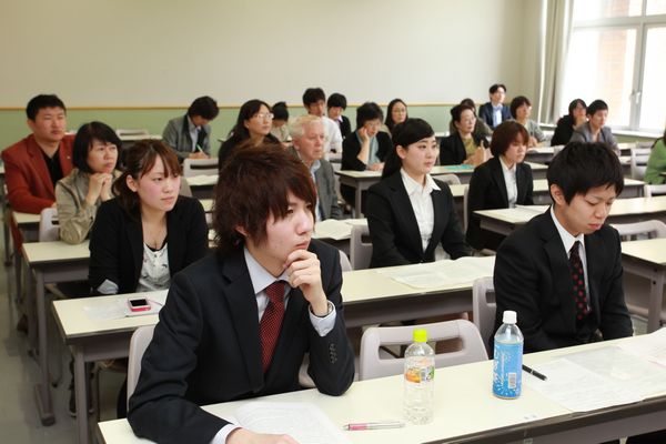 聚精会神的听众