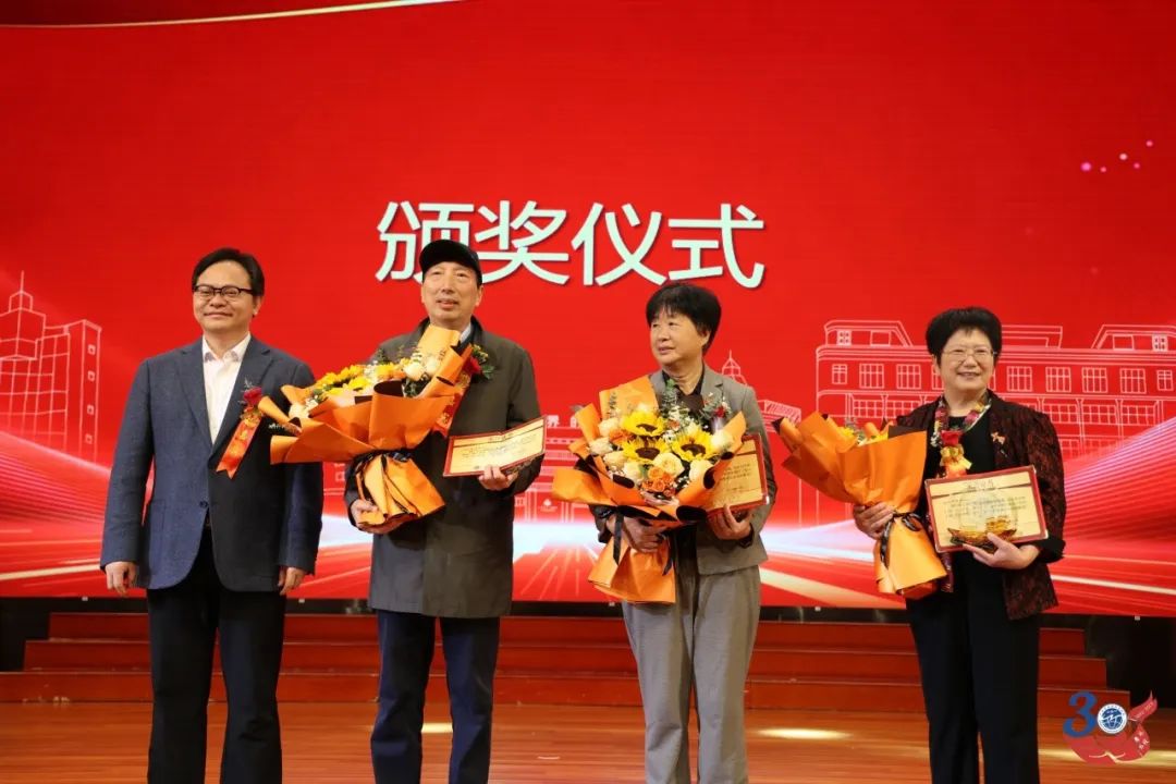 颁奖仪式.jpg 伟德bv国际体育